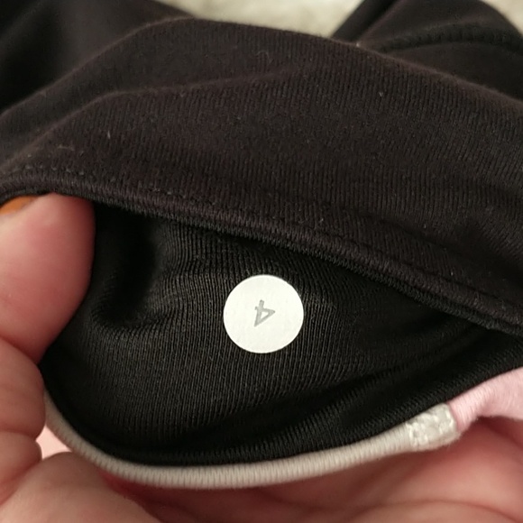 Lululemon Black 🩷 🤍Reversible Short SIZE 4 - Picture 6 of 6